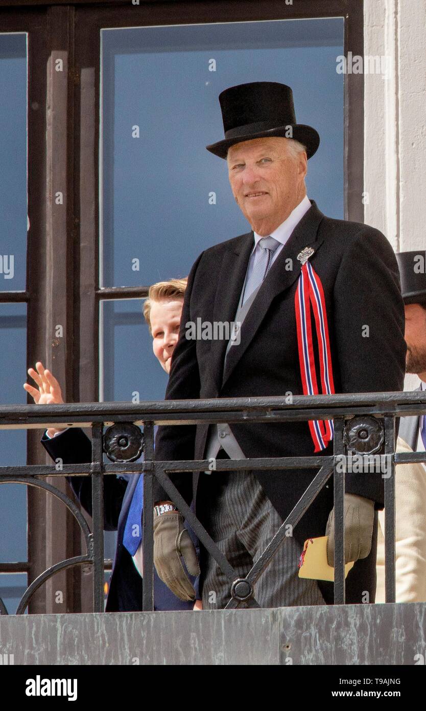 Oslo, Norvège. 17 mai, 2019. Journée nationale de la Norvège 17-05-2019 la famille royale norvégienne au balcon du palais royal à Oslo salutation des milliers de personnes marchant sur le palais comme c'est la célébration de la journée nationale le Prince héritier Haakon et le Prince Sverre Magnus : crédit extérieure/Albert Nieboer Pays-bas OUT |/dpa/Alamy Live News Banque D'Images