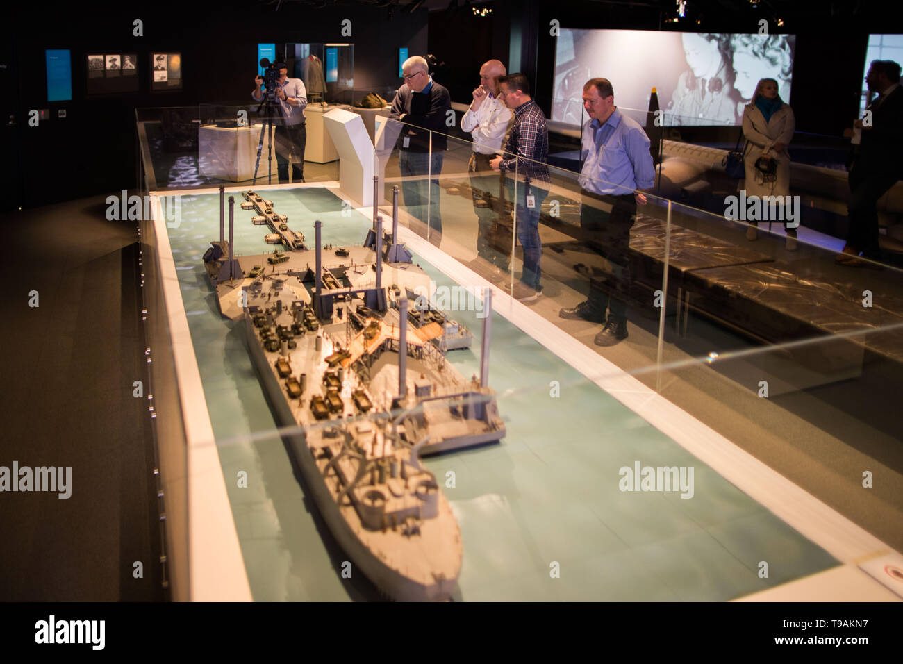 Canberra, Australie. 17 mai, 2019. Les visiteurs voir les expositions Exposition au cours de la journée : le "D-histoire australienne' à l'Australian War Memorial à Canberra, Australie, le 17 mai 2019. L'exposition, avec une sélection d'objets de la collection nationale, y compris les textiles, photographies, journaux intimes, lettres, modèles, dessins et les écrans numériques, explore l'histoire de la lutte contre les Australiens en Europe occidentale il y a 75 ans . Credit : Liang Tianzhou/Xinhua/Alamy Live News Banque D'Images