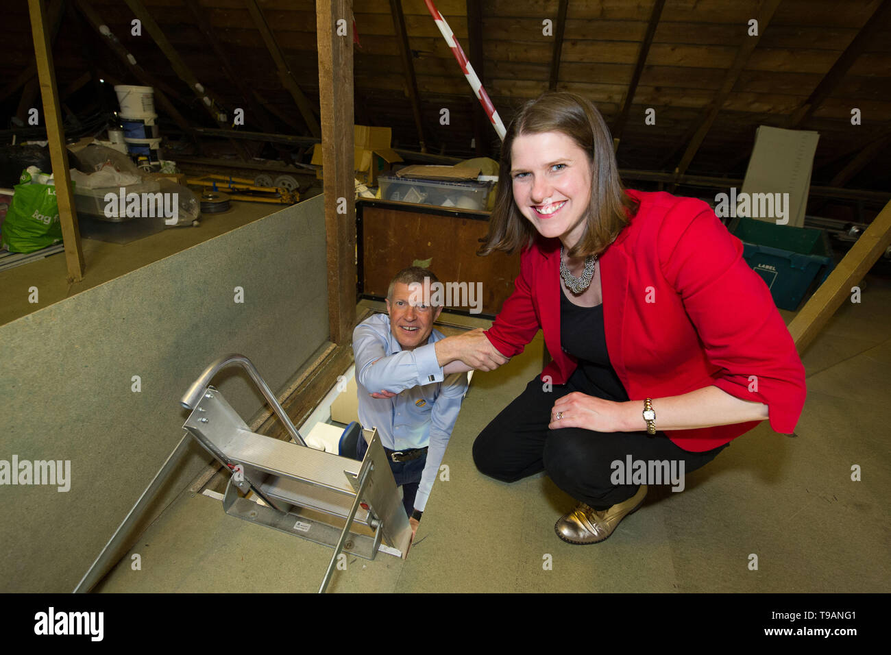 Glasgow, Royaume-Uni. 17 mai 2019. Sur la photo : (de gauche à droite) : Jo Swinson - Chef adjoint de la lib Dems ; Willie Rennie MSP - Leader de la Scottish Lib Dems. Au cours de la semaine de sensibilisation à la santé mentale, leader des libéraux démocrates écossais, Willie Rennie et libéral démocrate-Deupty Leader, Jo Swinson visiter Milngavie & Bearsden's Men's Shed en santé mentale afin de mettre en lumière les questions que nous devrions nous concentrer sur la place de Brexit. Crédit : Colin Fisher/Alamy Live News Banque D'Images