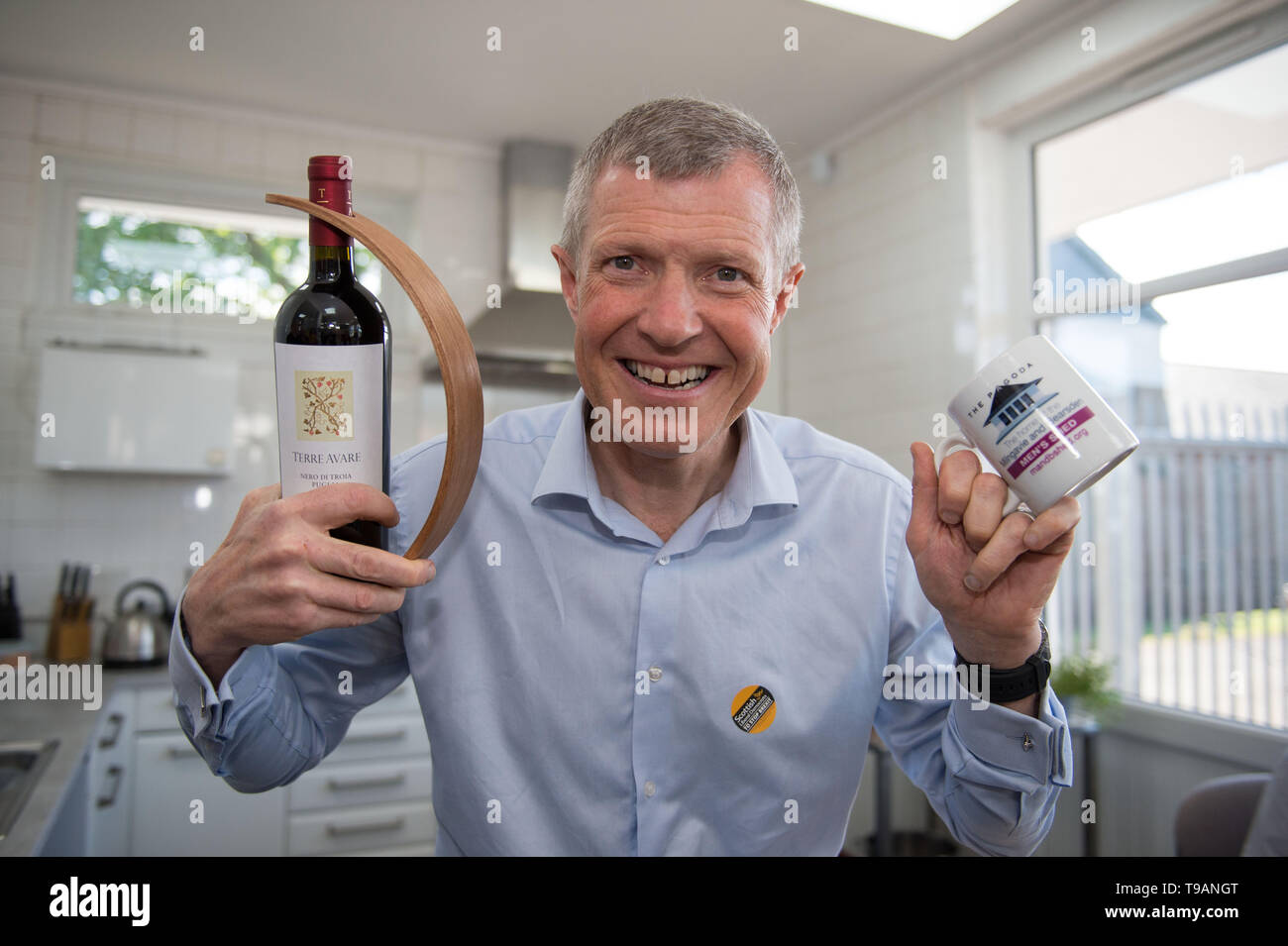 Glasgow, Royaume-Uni. 17 mai 2019. Sur la photo : Willie Rennie MSP - Leader de la Scottish Lib Dems. Au cours de la semaine de sensibilisation à la santé mentale, leader des libéraux démocrates écossais, Willie Rennie et libéral démocrate-Deupty Leader, Jo Swinson visiter Milngavie & Bearsden's Men's Shed en santé mentale afin de mettre en lumière les questions que nous devrions nous concentrer sur la place de Brexit. Willie Rennie a dit, "Nous devons mettre un terme à Brexit et les plans du SNP pour chaos constitutionnel si nous pouvons nous concentrer sur ce qui compte ; l'investissement dans l'éducation et de la santé mentale et le bien-être". Crédit : Colin Fisher/Alamy Live News Banque D'Images