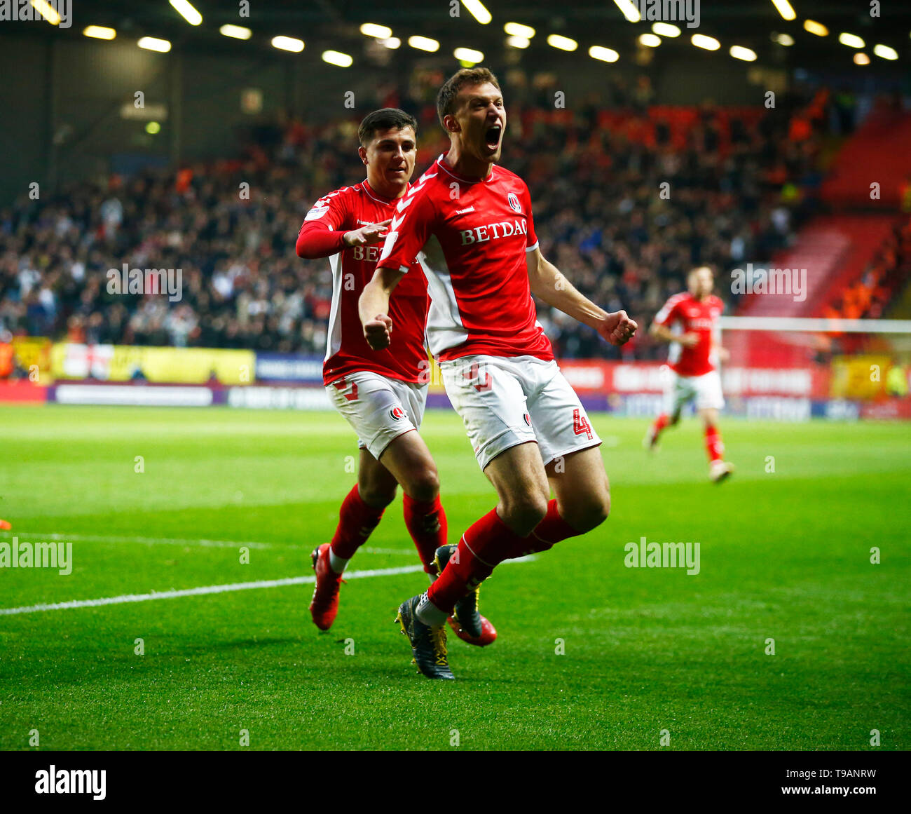 Londres, Royaume-Uni. 17 mai, 2019 Charlton Athletic's Krystian Bielik fête marquant son premier but au cours côtés Sky Bet une ligue 2e Championnat match aller entre Charlton Athletic et Doncaster Rovers au Valley Stadium, Londres le 17 mai 2019 Premier League et Ligue de football images sont soumis à licence DataCo usage éditorial seulement aucune utilisation non autorisée avec l'audio, vidéo, données, listes de luminaire (en dehors de l'UE), club ou la Ligue de logos ou services 'live'. En ligne De-match utilisation limitée à 45 images ( 15 en temps supplémentaire). Aucune utilisation d'émuler des images en mouvement. Action Crédit : Foto Sport/Alamy Live News Banque D'Images