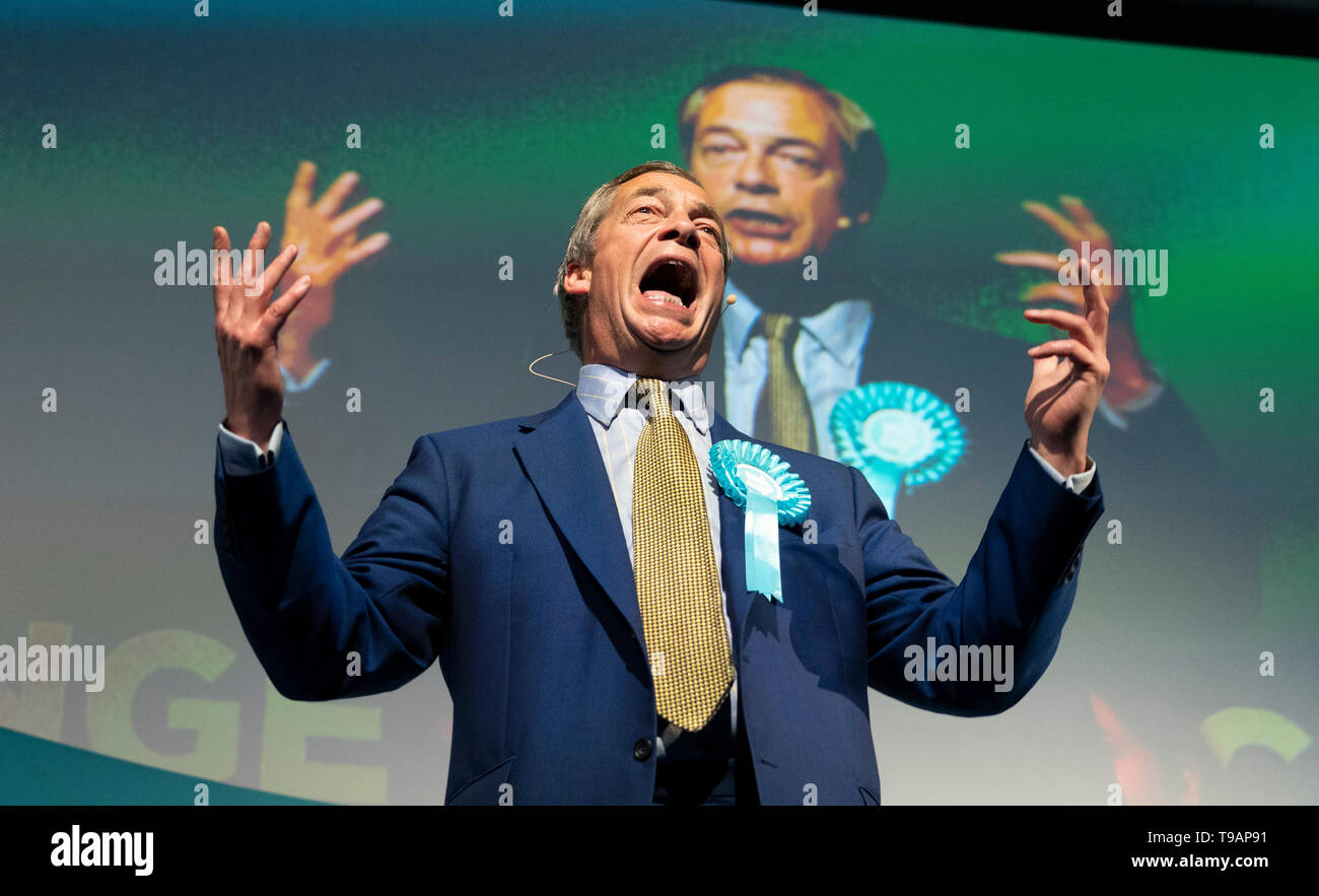 Edinburgh, Ecosse, Royaume-Uni. 17 mai, 2019. Nigel Farage à Édimbourg pour un rassemblement avec la partie européenne du Brexit candidats aux élections. Tenue à l'échange de maïs dans la ville. Credit : Iain Masterton/Alamy Live News Banque D'Images