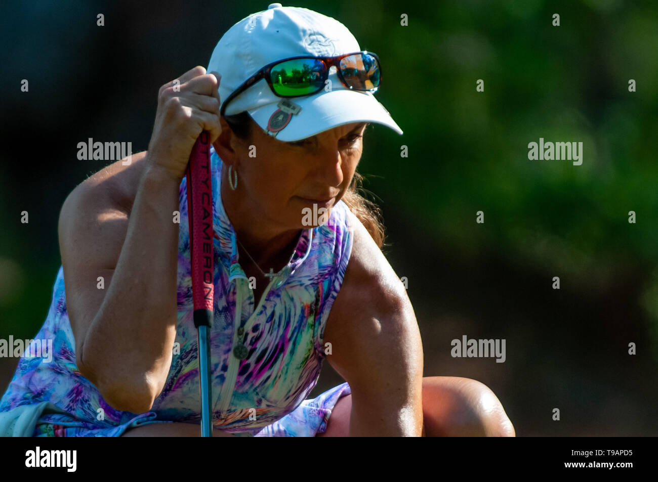 Southern Pines, North Carolina, USA. 17 mai, 2019. 17 mai 2019 - Southern Pines, North Carolina, États-Unis - PAT SHRIVER de Largo, Floride yeux un putt au cours du deuxième tour de l'USGA 2e U.S. Senior Women's Open Championship à Pine Needles Lodge & Golf Club, le 17 mai 2019 à Southern Pines, Caroline du Nord. C'est le sixième championnat d'USGA à aiguilles de pins datant de 1989. Credit : Timothy L. Hale/ZUMA/Alamy Fil Live News Banque D'Images