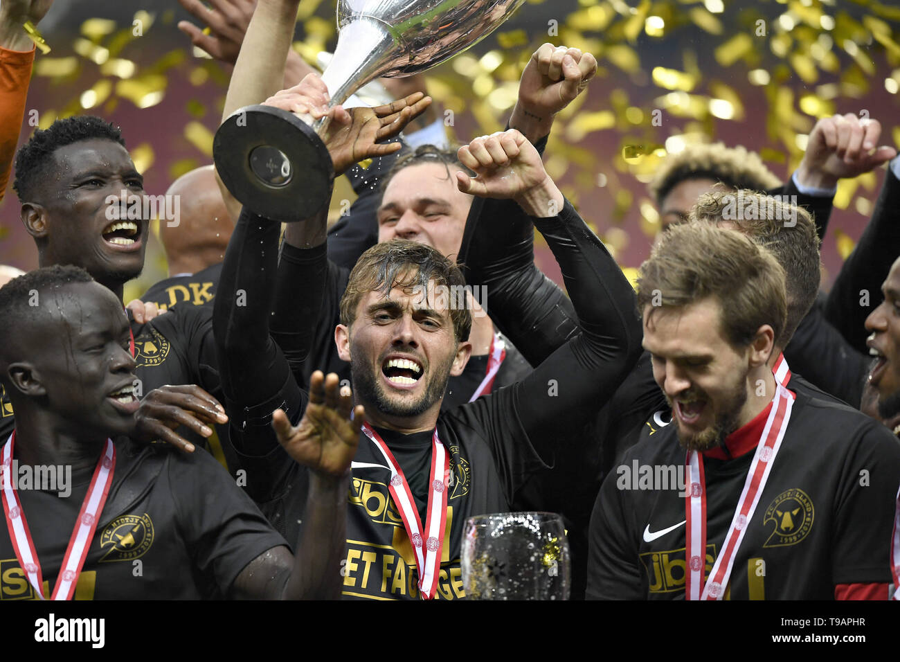 Copenhague, Danemark. 17 mai, 2019. Jakob Poulsen, du FC Midtjylland avec le trophée après avoir remporté la finale de Coupe de football après un long moment et tirs contre Brondby si Telia Parken, à Copenhague, au Danemark. Credit : Lars Moeller/ZUMA/Alamy Fil Live News Banque D'Images