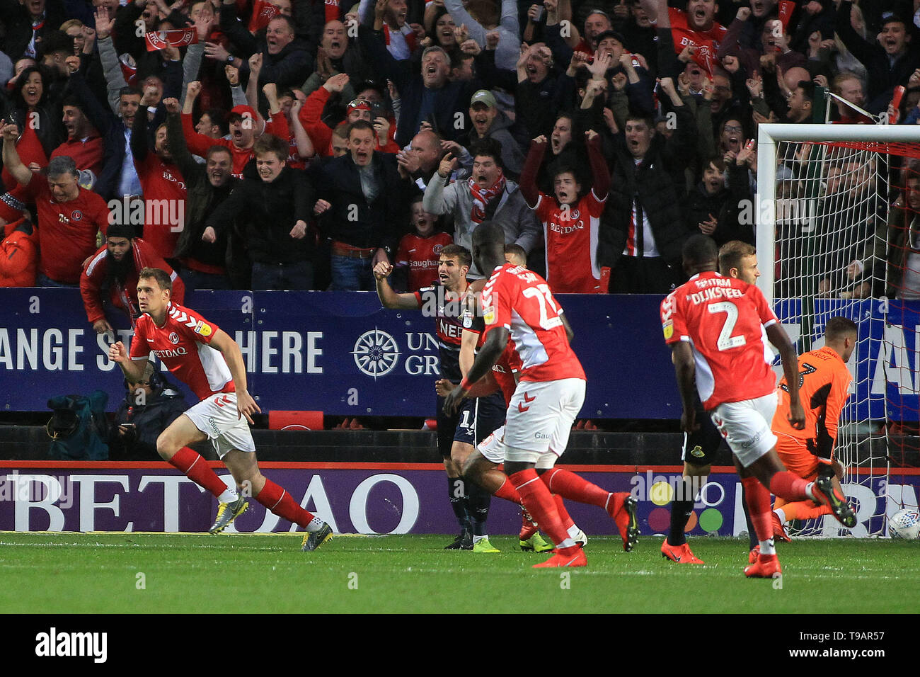 Londres, Royaume-Uni. 17 mai, 2019. Krystian Bielik de Charlton Athletic (L) célèbre après avoir marqué son premier but de l'équipe. L'EFL Skybet football league 1 play off semi finale, 2e match aller, Charlton Athletic v Doncaster Rovers à la vallée à Londres le vendredi 17 mai 2019. Cette image ne peut être utilisé qu'à des fins rédactionnelles. Usage éditorial uniquement, licence requise pour un usage commercial. Aucune utilisation de pari, de jeux ou d'un seul club/ligue/dvd publications. pic par Steffan Bowen/Andrew Orchard la photographie de sport/Alamy live news Crédit : Andrew Orchard la photographie de sport/Alamy Live News Banque D'Images