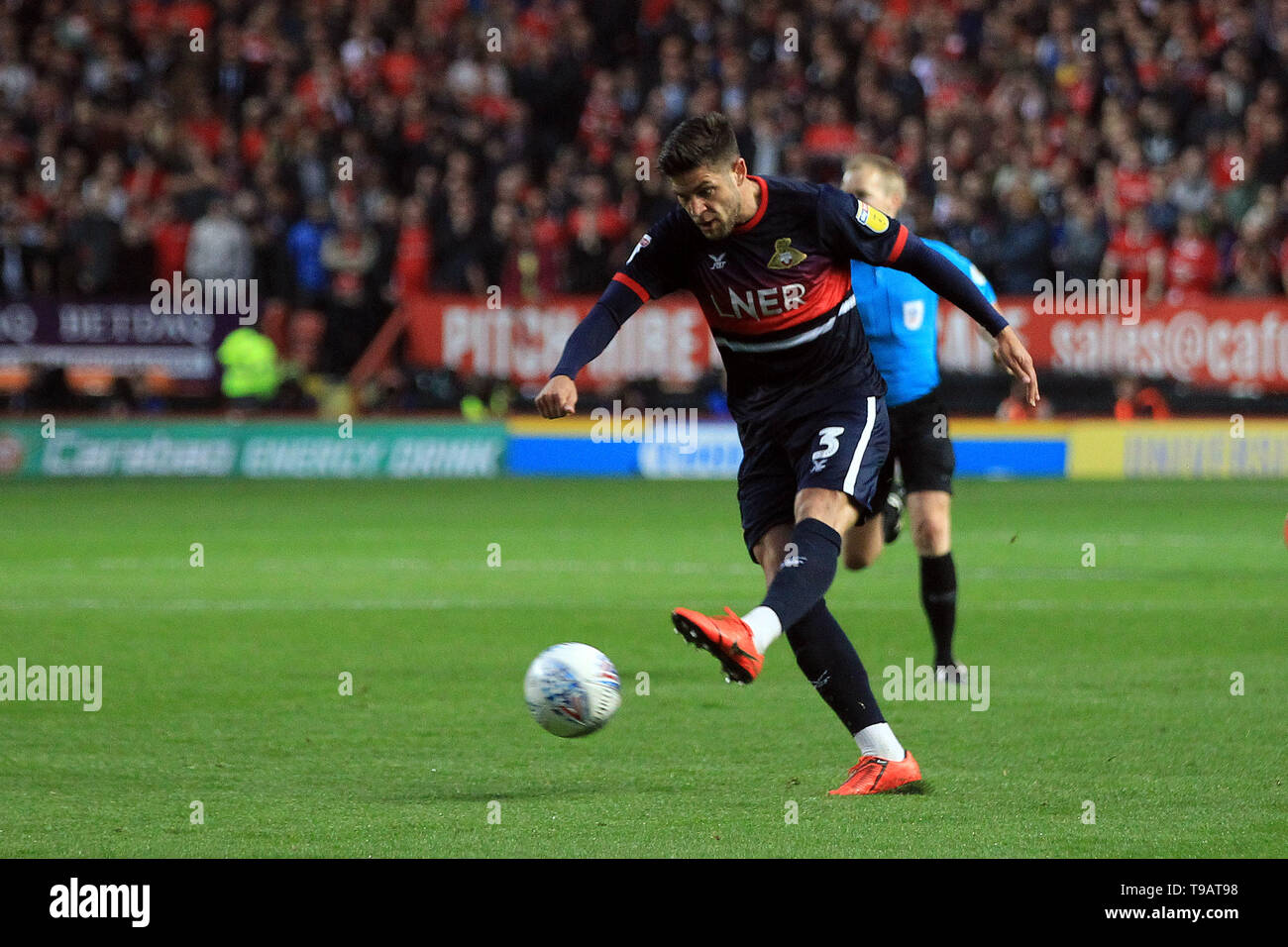 Danny Andrew de Doncaster Rovers prend un tir au but. L'EFL Skybet football league 1 play off semi finale , 2e match aller, Charlton Athletic v Doncaster Rovers à la vallée à Londres le vendredi 17 mai 2019. Cette image ne peut être utilisé qu'à des fins rédactionnelles. Usage éditorial uniquement, licence requise pour un usage commercial. Aucune utilisation de pari, de jeux ou d'un seul club/ligue/dvd publications. pic par Steffan Bowen/Andrew Orchard la photographie de sport/Alamy live news Banque D'Images