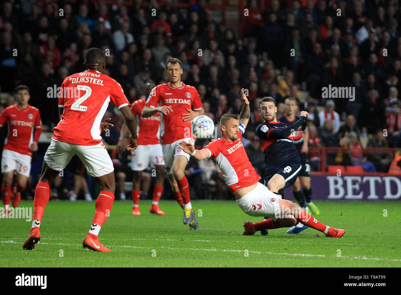 Ben Whiteman de Doncaster Rovers (R) prend un tir au but. L'EFL Skybet football league 1 play off semi finale , 2e match aller, Charlton Athletic v Doncaster Rovers à la vallée à Londres le vendredi 17 mai 2019. Cette image ne peut être utilisé qu'à des fins rédactionnelles. Usage éditorial uniquement, licence requise pour un usage commercial. Aucune utilisation de pari, de jeux ou d'un seul club/ligue/dvd publications. pic par Steffan Bowen/Andrew Orchard la photographie de sport/Alamy live news Banque D'Images