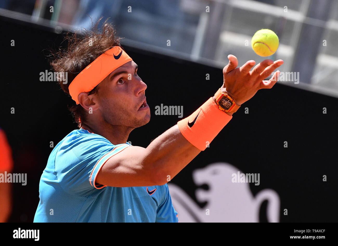 Rome. 17 mai, 2019. Rafael Nadal l'Espagne sert pendant le match quart masculin contre l'Espagne Fernando Verdasco à l'Open de Tennis Italienne (International BNL d'Italia) au complexe sportif du Foro Italico, le 17 mai 2019 à Rome, Italie. Rafael Nadal a gagné 2-0. Credit : Alberto Lingria/Xinhua/Alamy Live News Banque D'Images