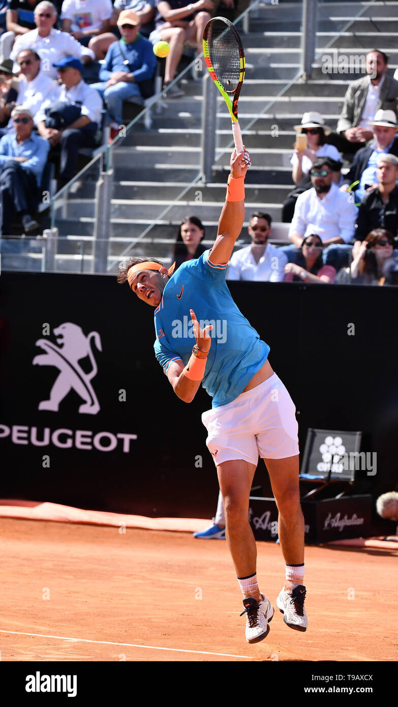 Rome. 17 mai, 2019. Rafael Nadal l'Espagne sert pendant le match quart masculin contre l'Espagne Fernando Verdasco à l'Open de Tennis Italienne (International BNL d'Italia) au complexe sportif du Foro Italico, le 17 mai 2019 à Rome, Italie. Rafael Nadal a gagné 2-0. Credit : Alberto Lingria/Xinhua/Alamy Live News Banque D'Images