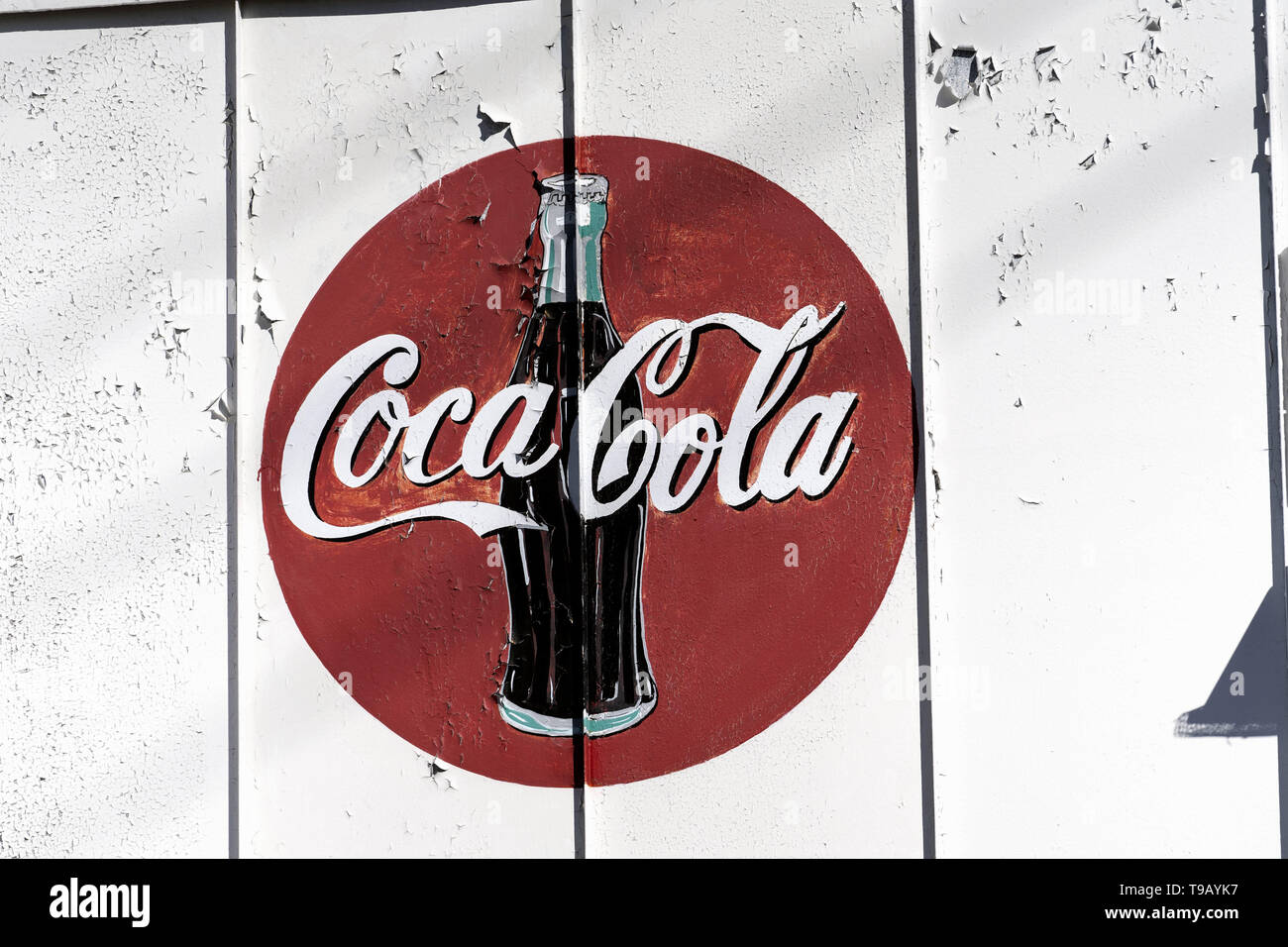 Los Angeles, CA, USA. Feb 11, 2019. Logo Coco-Cola vu affiché à l'extérieur d'un dépanneur à Los Angeles, Californie. Ronen Crédit : Tivony SOPA/Images/ZUMA/Alamy Fil Live News Banque D'Images Los Angeles, CA, USA. Feb 11, 2019. Logo Coco-Cola vu affiché à l'extérieur d'un dépanneur à Los Angeles, Californie. Ronen Crédit : Tivony SOPA/Images/ZUMA/Alamy Fil Live News Banque D'Images