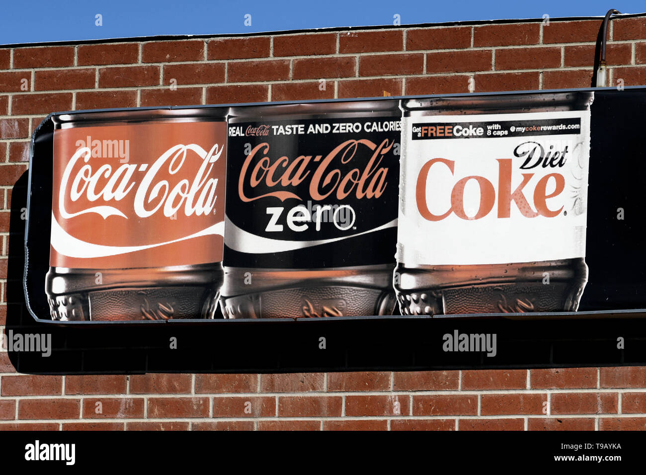 Los Angeles, CA, USA. Feb 11, 2019. Logo Coco-Cola vu affiché à l'extérieur d'un dépanneur à Los Angeles, Californie. Ronen Crédit : Tivony SOPA/Images/ZUMA/Alamy Fil Live News Banque D'Images Los Angeles, CA, USA. Feb 11, 2019. Logo Coco-Cola vu affiché à l'extérieur d'un dépanneur à Los Angeles, Californie. Ronen Crédit : Tivony SOPA/Images/ZUMA/Alamy Fil Live News Banque D'Images