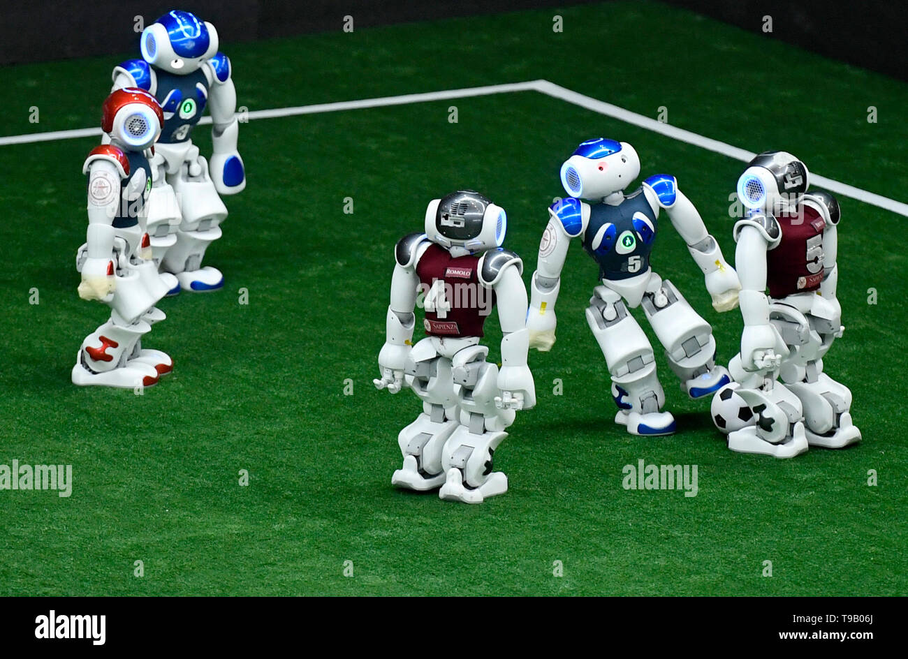 (190518) -- Tianjin, le 18 mai 2019 (Xinhua) -- les joueurs de soccer Robot prendre part à la RoboCup 2019 Tournoi sur invitation de l'Asie-Pacifique au cours du troisième congrès du renseignement à Tianjin, Chine du nord, le 17 mai 2019. (Xinhua/Yue Yuewei) Banque D'Images