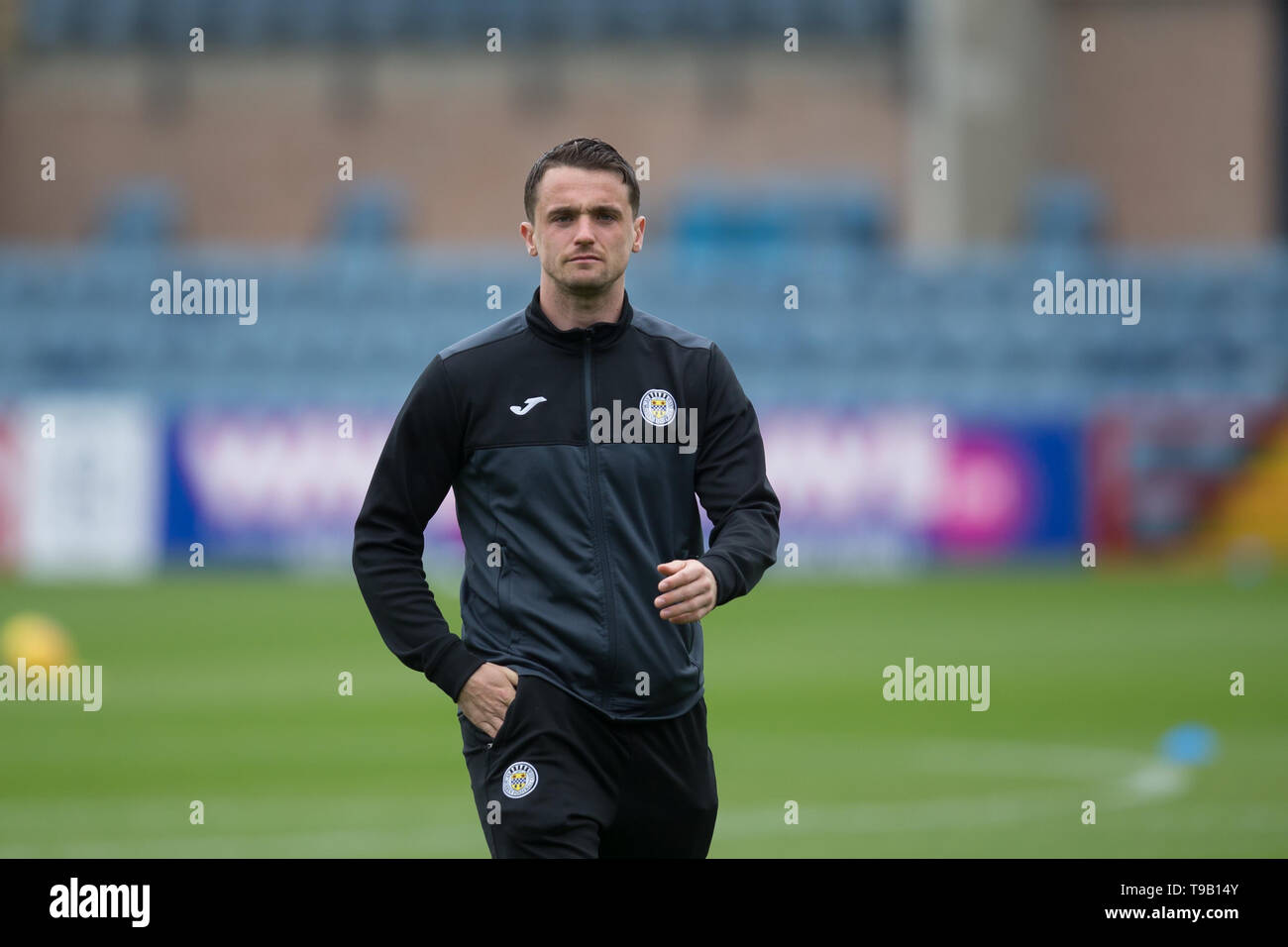 Dens Park, Dundee, Royaume-Uni. 18 mai, 2019. Football Premiership Ladbrokes, Dundee contre St Mirren ; Stephen McGinn de St Mirren inspecte le terrain avant le match : Action Crédit Plus Sport/Alamy Live News Crédit : Action Plus de Sports/Alamy Live News Banque D'Images