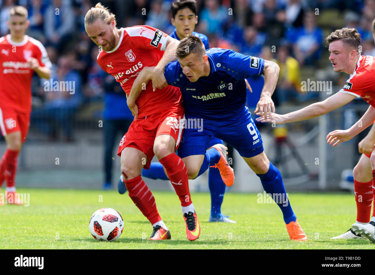 Marvin Pourie (KSC) en duels avec Bjoern Jopek (cathédrale Hallescher FC). GES/football/Ligue : Karlsruher SC - Cathédrale Hallescher SC, 18.05.2019 Football/soccer : 3. Ligue : Karlsruhe -Halle, l'emplacement, le 18 mai 2019 dans le monde d'utilisation | Banque D'Images