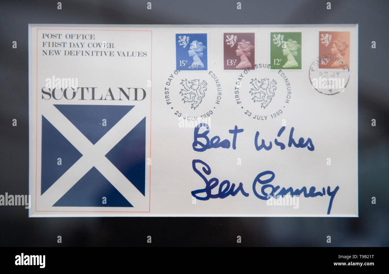 Le Wormsley Estate, Saunderton, UK. 18 mai 2019. 20e anniversaire édition de Bonhams vente annuelle dédiée à Aston Martin et Lagonda a lieu le 19 mai 2019. De droit : Produits James Bond Goldfinger image avec la signature de Sean Connery, estimation £300-500. Credit : Malcolm Park/Alamy Live News. Banque D'Images