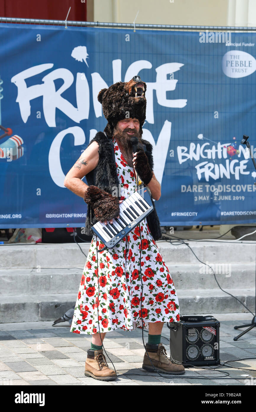 Brighton UK 18 mai 2019 - le chant d'un ours d'une partie de la robe 'Nord' de l'ours spectacle au Fringe Ville animations de rue qui fait partie de la Brighton Festival 2019 . Crédit photo : Simon Dack / Alamy Live News Banque D'Images