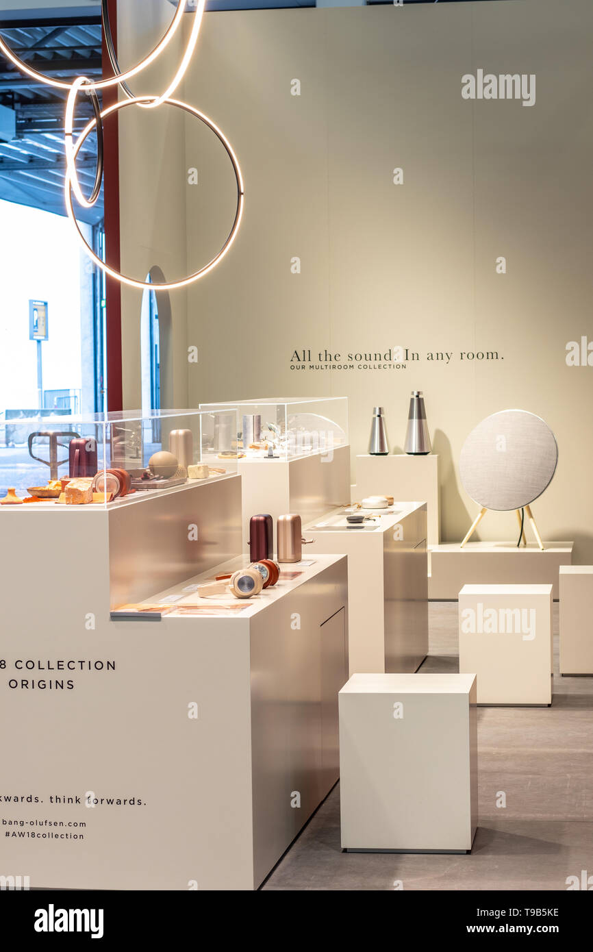 Berlin, Allemagne, le 31 août 2018, Bang & Olufsen Beoplay music box portable Bluetooth sans fil en continu, l'orateur à Bang & Olufsen B&O exposition Banque D'Images