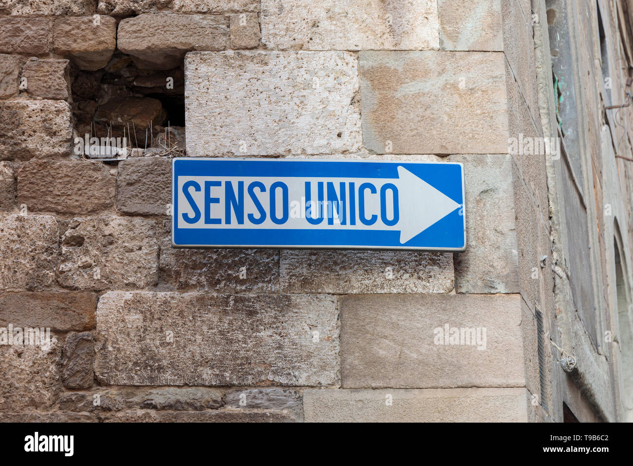 Plaque de rue italien pour une façon de Senso Unico Banque D'Images