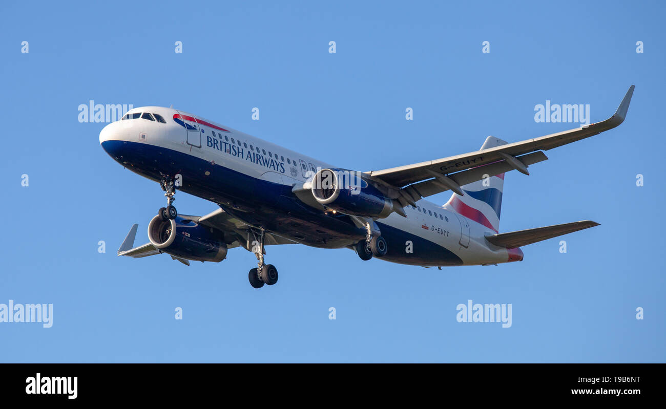 British Airways Airbus A320 G-EUYT en approche finale à l'aéroport de Londres Heathrow LHR Banque D'Images