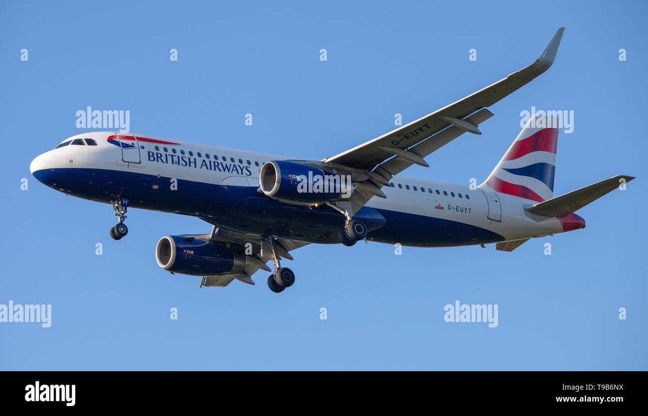 British Airways Airbus A320 G-EUYT en approche finale à l'aéroport de Londres Heathrow LHR Banque D'Images