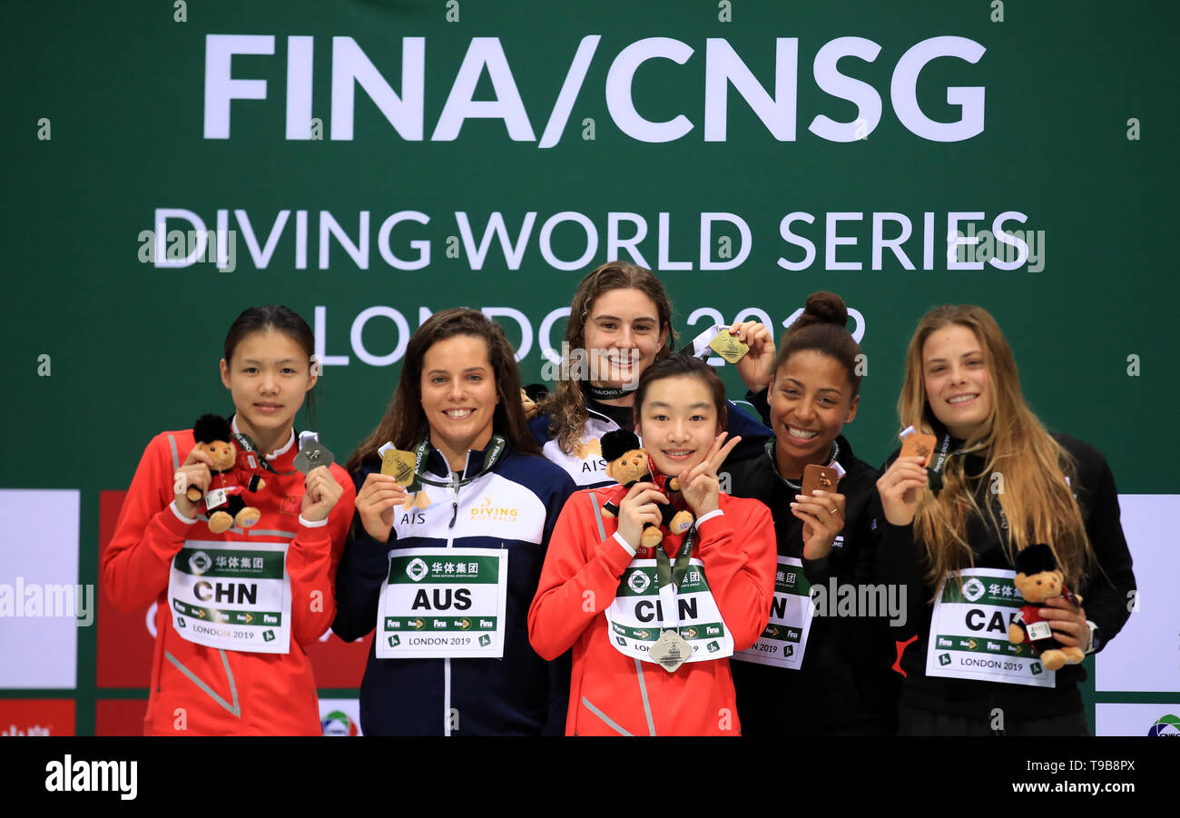 L'Australie Maddison Keeney et Anabele Smith posent avec leurs médailles d'or aux côtés de la Chine et Yani Lin Shan Chang et Jennifer Abel et Canada's Melissa Citrini Beaulieu au cours de la première journée de la série mondiale de plongeon à Londres Centre aquatique. Banque D'Images