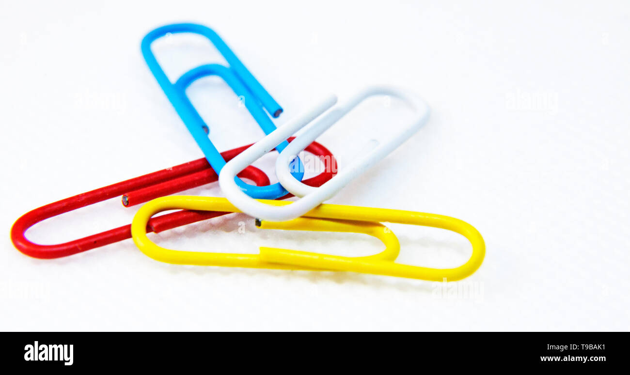 Office paper clips dans des couleurs différentes Banque D'Images