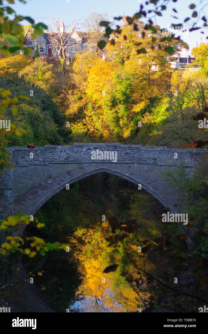 Brig o' Balgownie, 13e siècle Gothic Arch Bridge sur la rivière Don sur une journée calme derniers automnes. Old Aberdeen, Écosse, Royaume-Uni. Banque D'Images