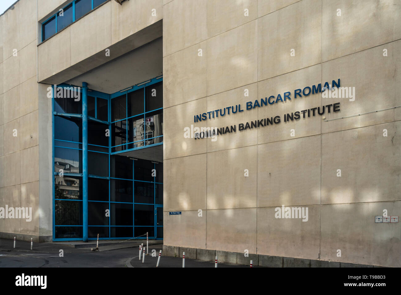 De l'extérieur, le Romain Institutul Bancar Romanan Banking Institute, qui offre des programmes de formation pour le secteur bancaire et financier. Banque D'Images