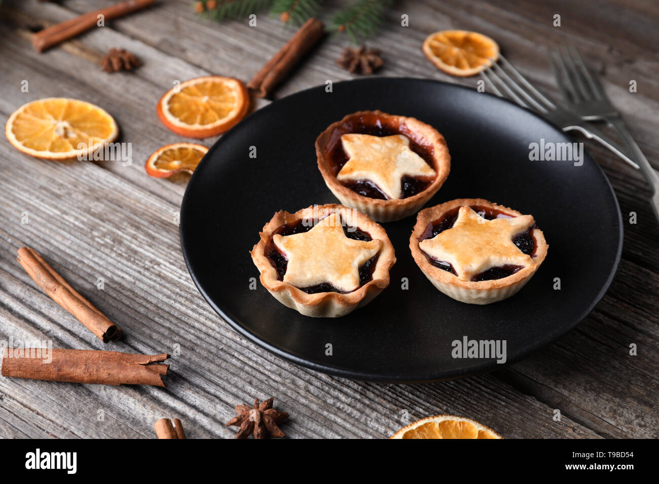 Délicieux avec de la confiture tartelettes sur la plaque Banque D'Images