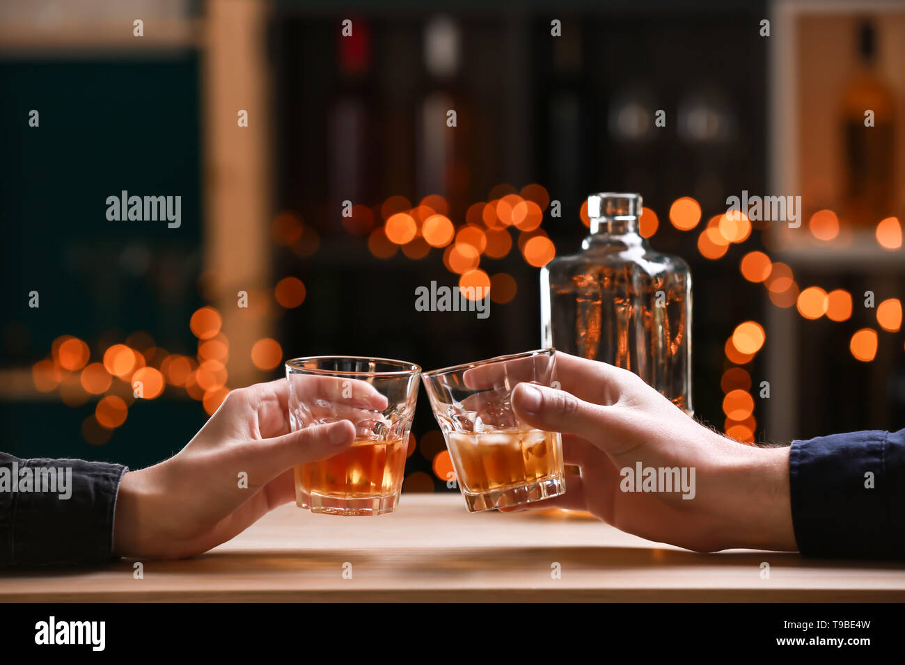 Couple drinking whiskey en bar Banque D'Images