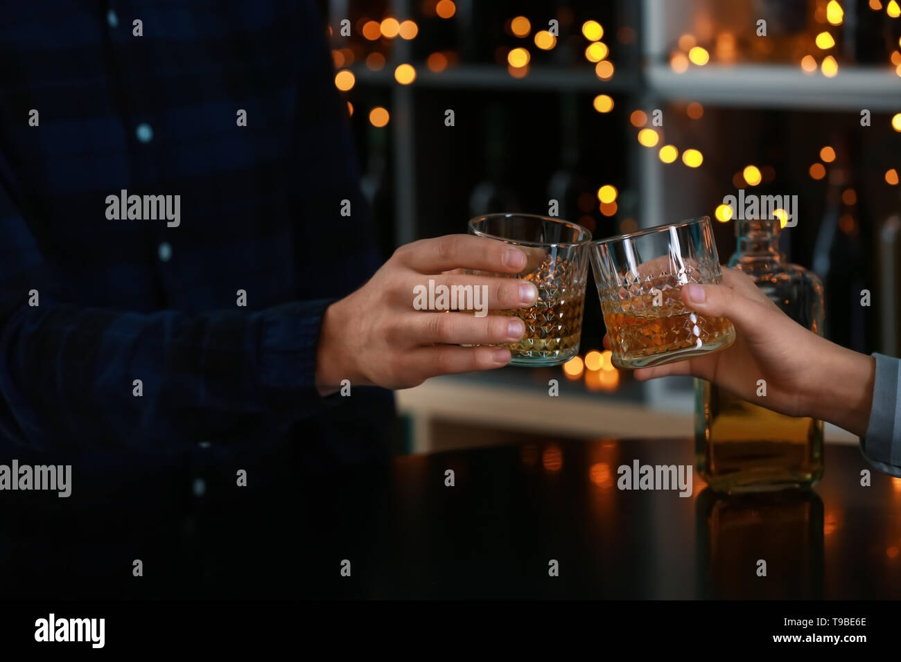 Couple drinking whiskey en bar Banque D'Images