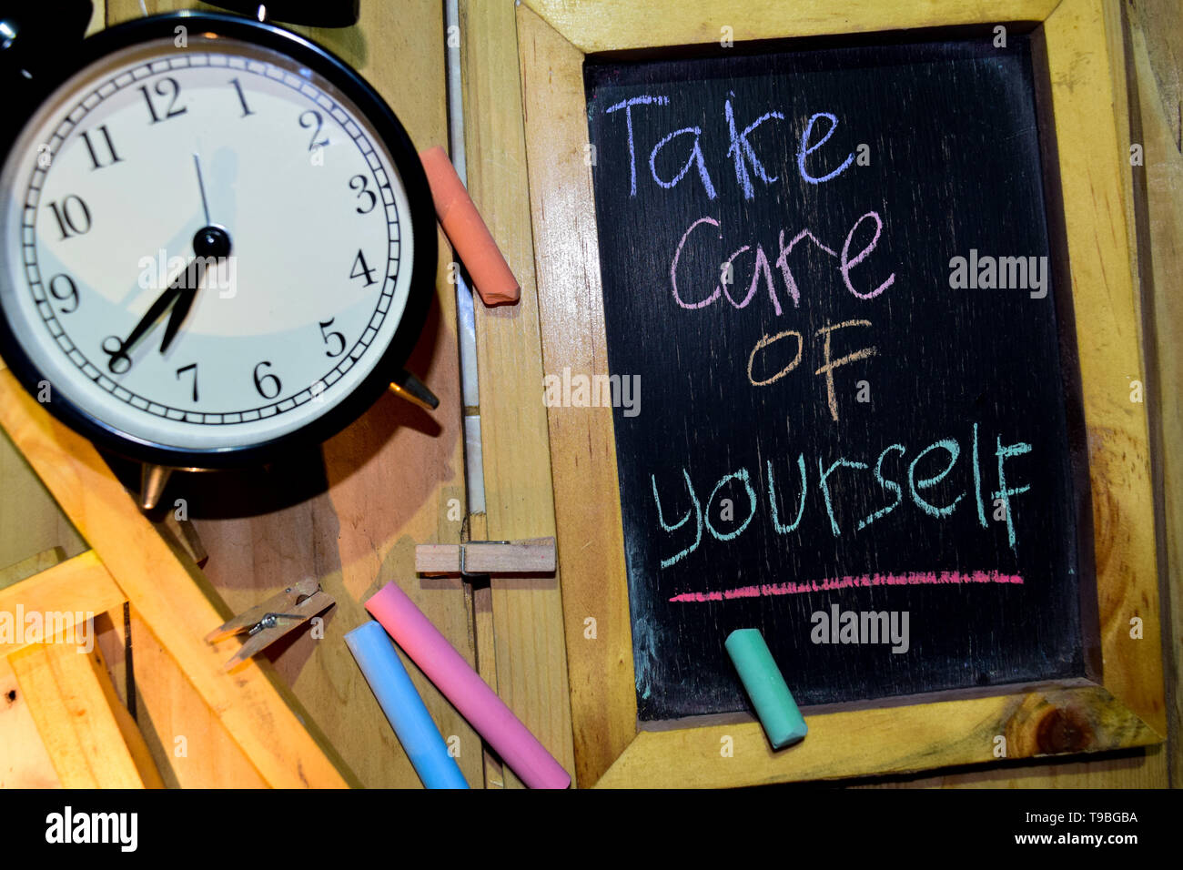 Prenez Soin De Vous En Espagnol Prenez soin de vous le phrase manuscrite sur tableau coloré et réveil avec  la motivation, l'inspiration et l'enseignement des concepts. Tableau  backgrou Photo Stock - Alamy