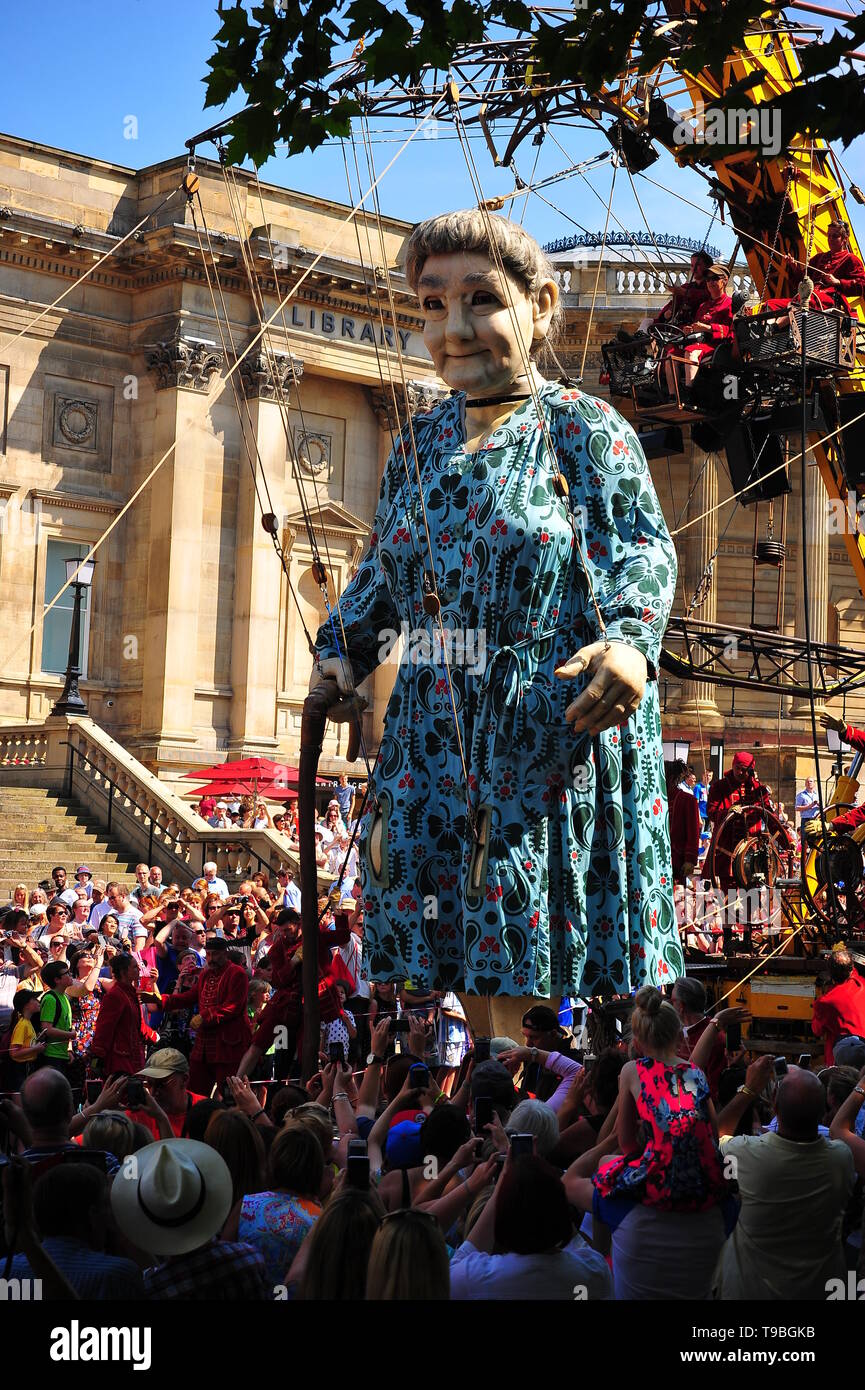 De 2012 à 2018 la Royale De Luxe outdoor theatre company visité Liverpool avec leur Spectacualr géants avec petite fille & géant Zolo. Banque D'Images