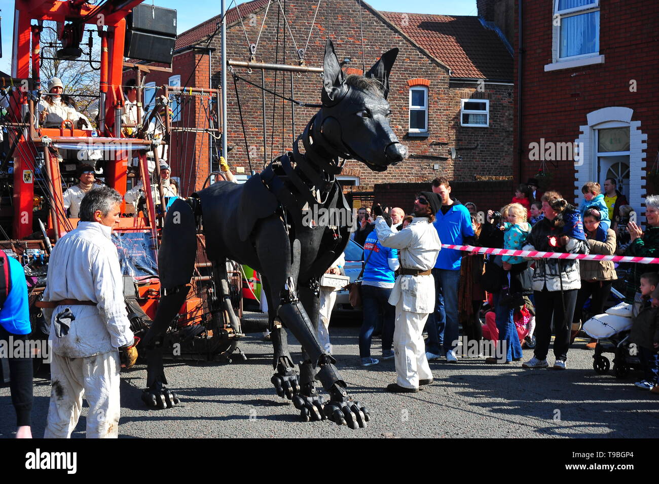 De 2012 à 2018 la Royale De Luxe outdoor theatre company visité Liverpool avec leur Spectacualr géants avec petite fille & géant Zolo. Banque D'Images