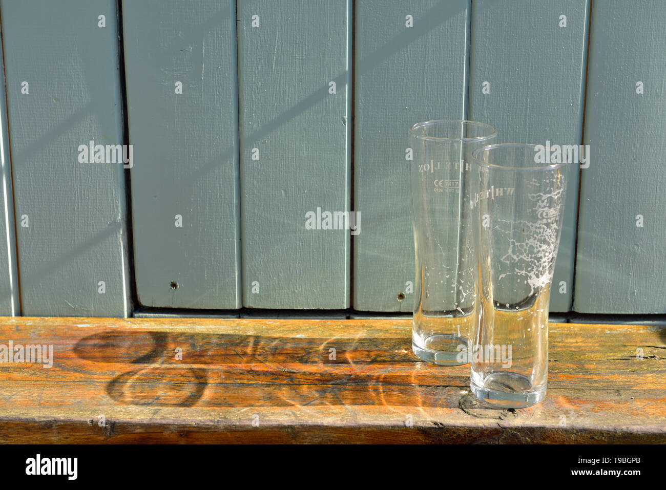 Deux verres vides Casting Shadows Banque D'Images