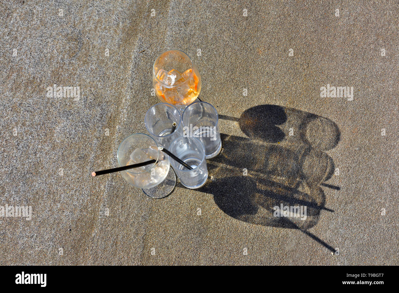 Les verres vides Casting Shadows Banque D'Images