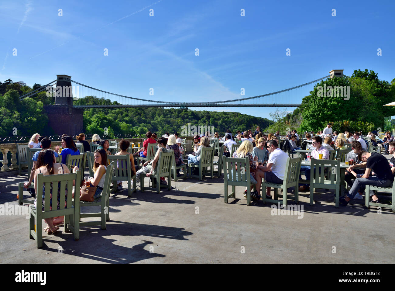 Vue sur le pont suspendu de Bristol à partir de la terrasse du bar au White Lion pub à Avon Gorge Hotel, Royaume-Uni Banque D'Images