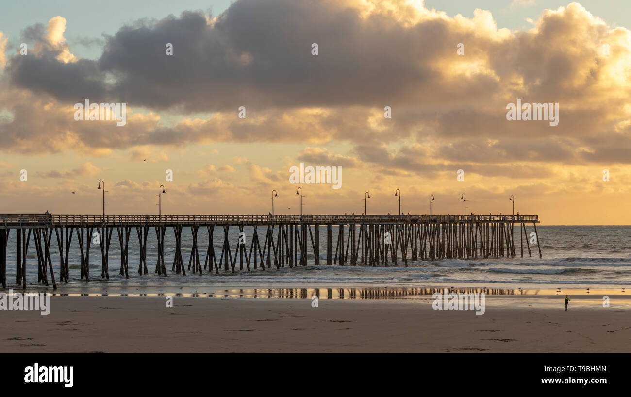 Pismo Beach Pier sur une histoire d'après-midi d'hiver, en Californie, USA. Banque D'Images