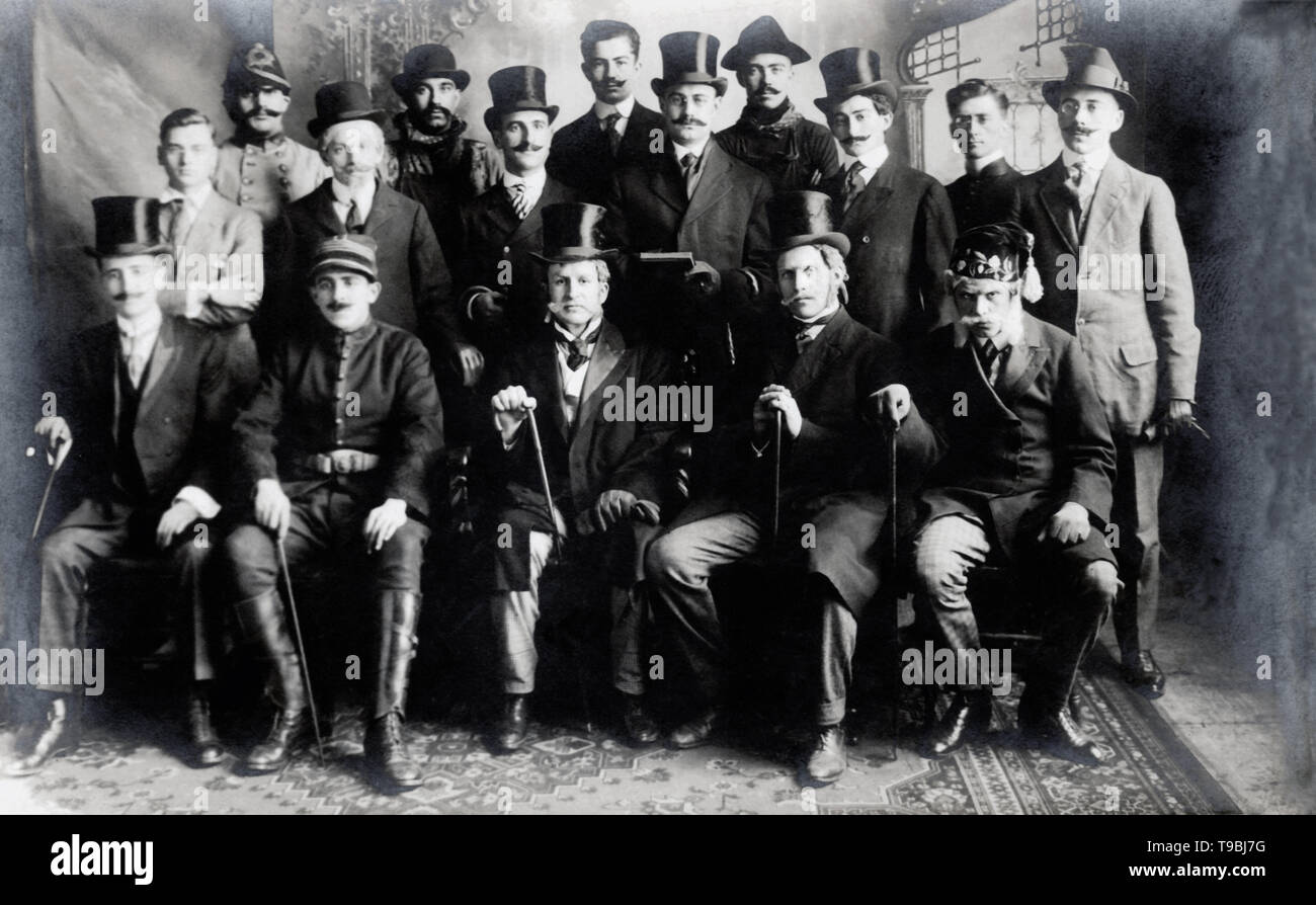 Vintage photo de 16 hommes, la plupart portant des chapeaux divers et la tenue des cannes, circa 1917. Banque D'Images