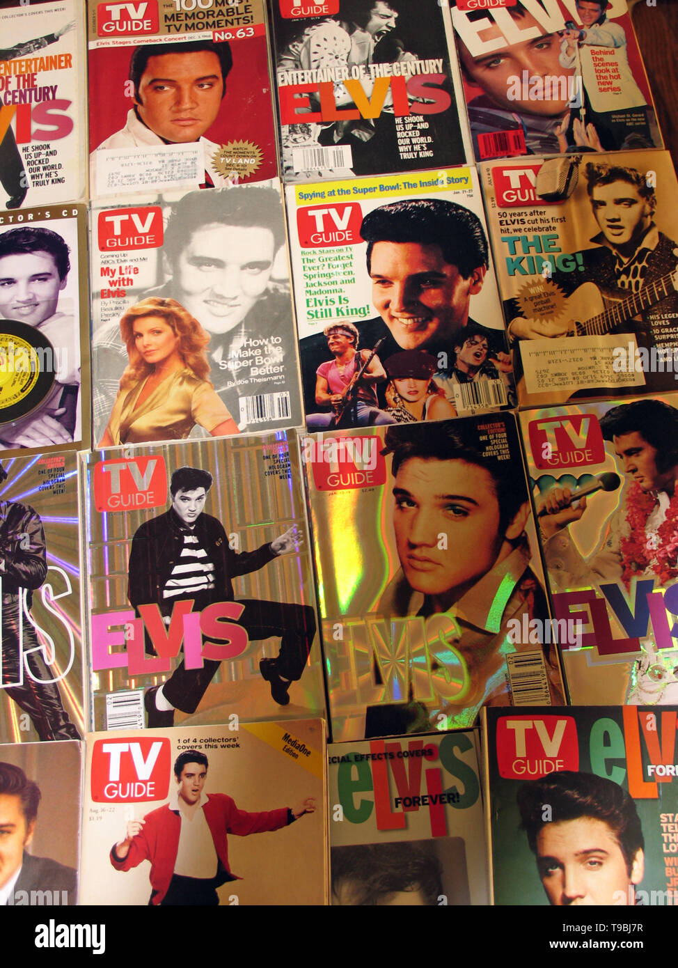Collection de guides TV vintage avec Elvis Presley sur la couverture, vers 1988-2005. Banque D'Images