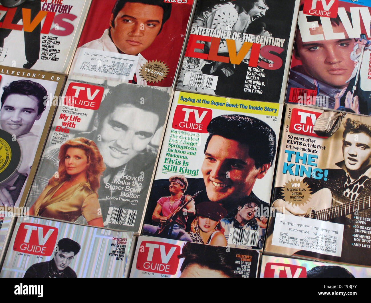 Vintage Collection de guides TV avec Elvis Presley sur la couverture, vers 1988-2005. Banque D'Images