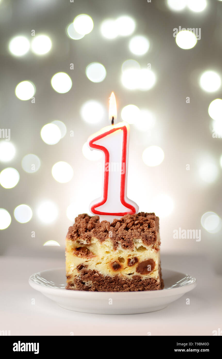 Maison De Gateau Avec Une Bougie En Forme De La Photo Stock Alamy