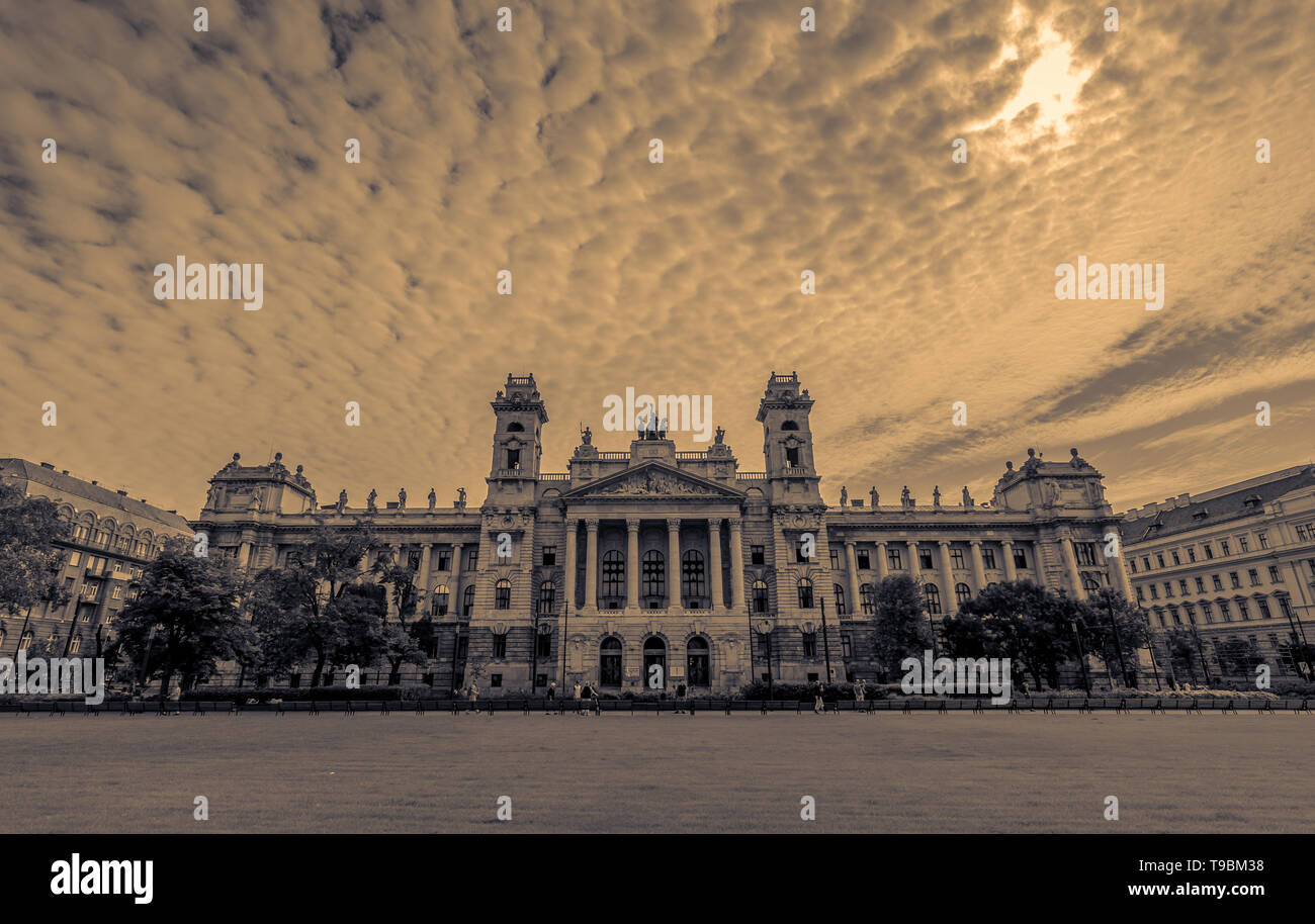 Les bâtiments à Budapest ont toujours impressionné par la façon dont elles sont construites, par leur position pour les autres, par leur magnificence et par la parfaite Banque D'Images