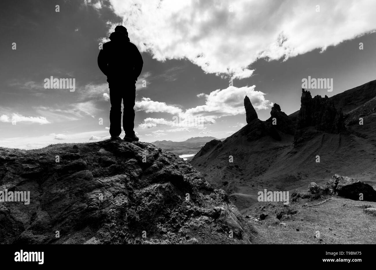 Un randonneur est à la recherche sur le vieil homme de Storr sur l'île de Skye en Ecosse Banque D'Images