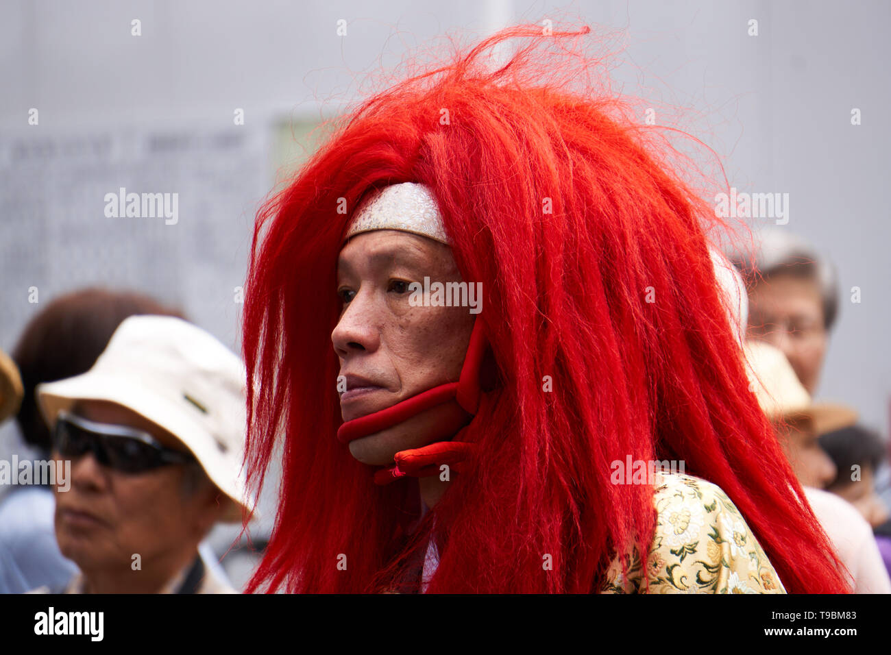 Dans l'homme japonais rouge vibrant perruque et mentonnière habillé en oni (ogre, démon) sur le Festival Sanja Matsuri à Asakusa, Tokyo. Banque D'Images