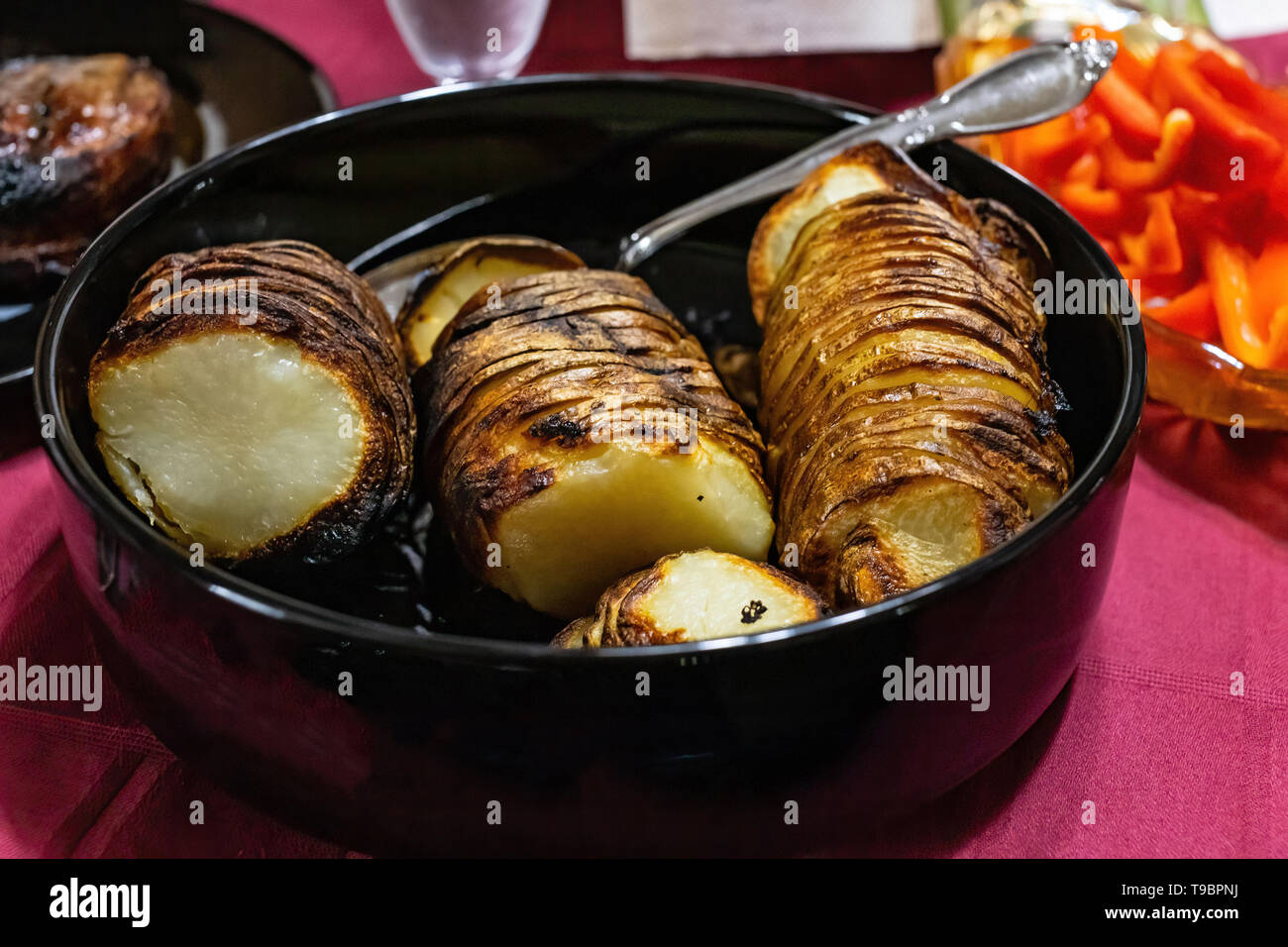 Un bol de tranches de pommes de terre roussâtres sur la table t prête pour le dîner Banque D'Images