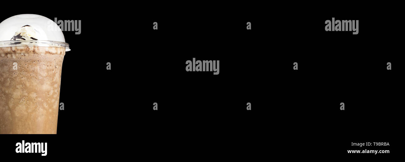 De délicieux cocktails de fruits dans une tasse en plastique, sur un fond noir. Bannière de smoothie. Isolé Banque D'Images