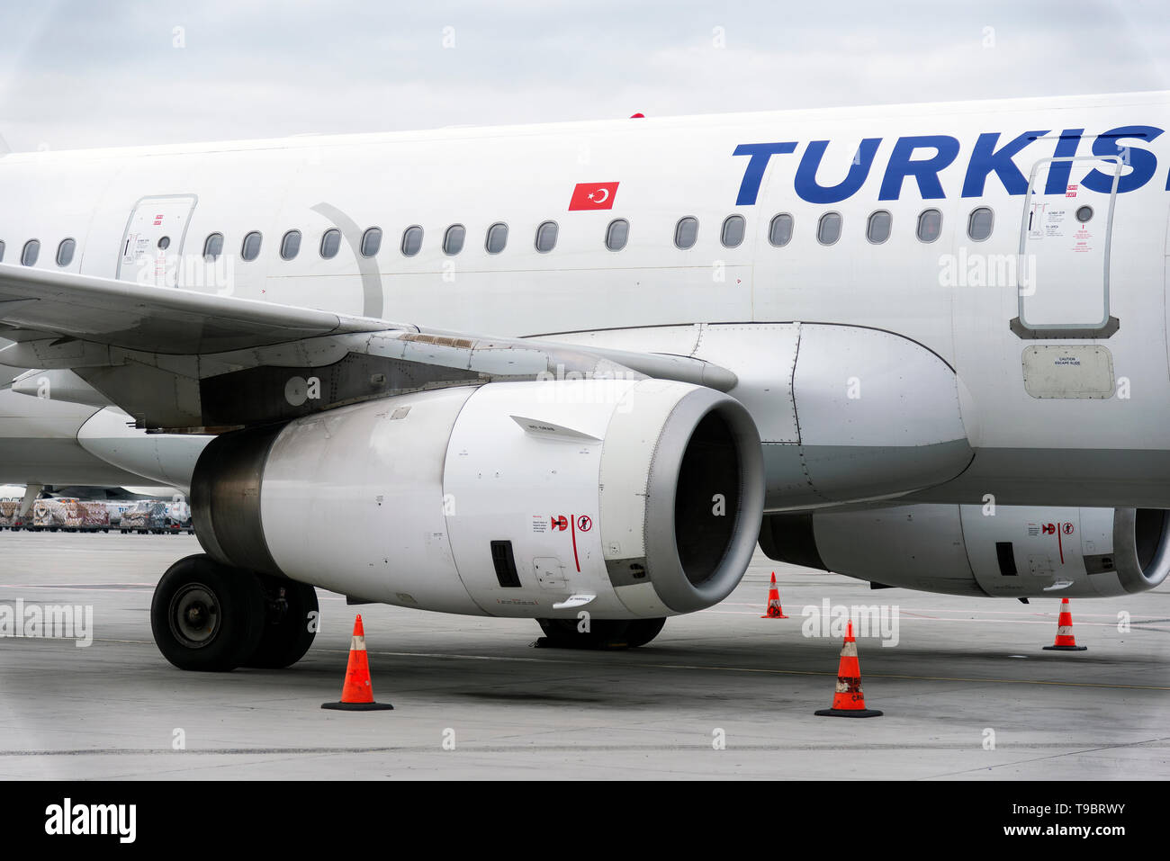 Izmir, Turquie - le 17 novembre 2018. vue de côté et moteur d'un avion commercial arilines turc. Banque D'Images