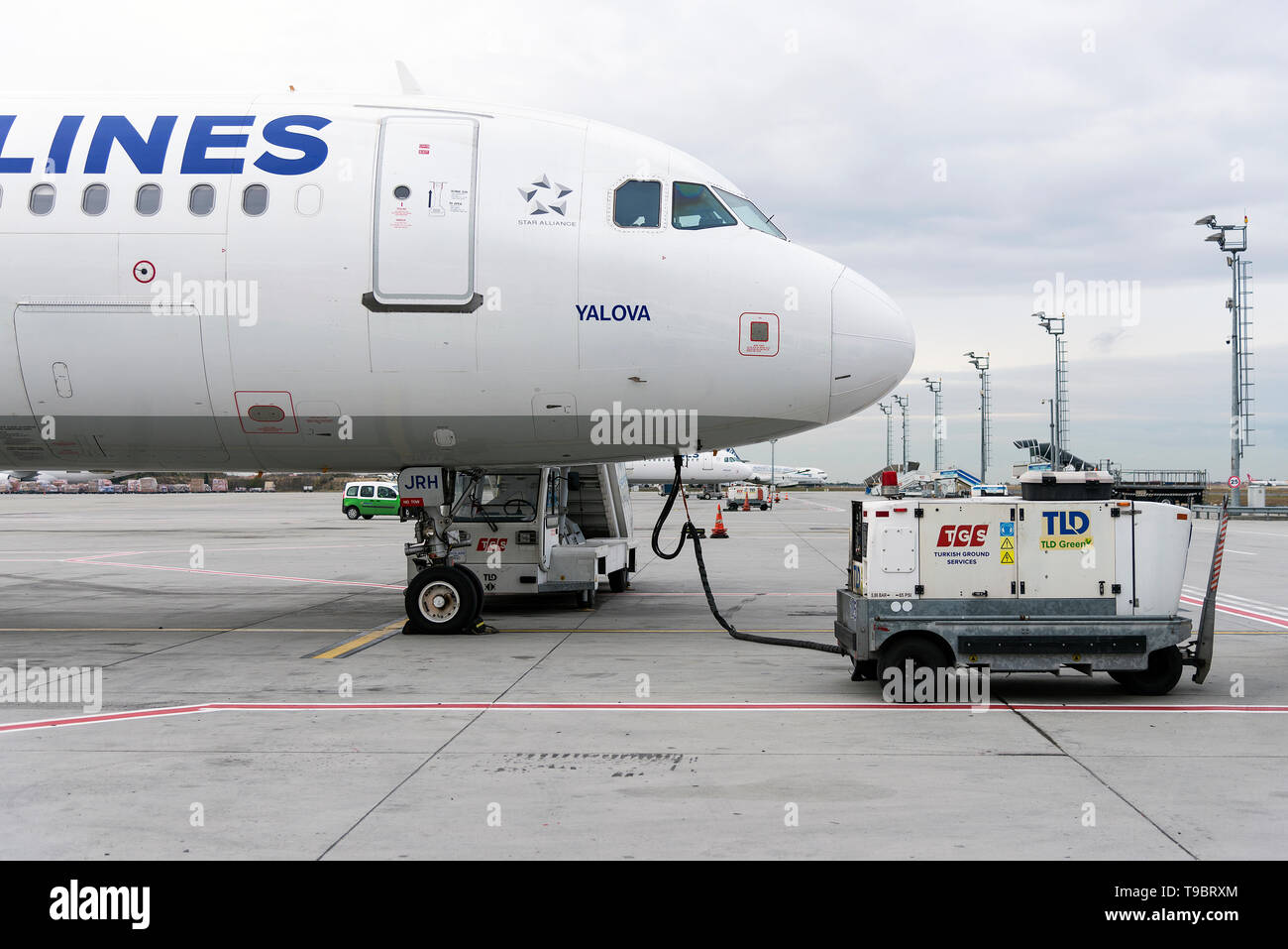 Izmir, Turquie - le 17 novembre 2018. La section Pilotes d'un avion turc arilines avec les services au sol à l'aéroport Ataturk, qui est maintenant hors service. Les TSI. Banque D'Images