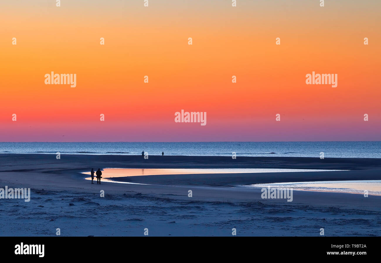 Heure bleue sous plage Sunrise Orange Banque D'Images